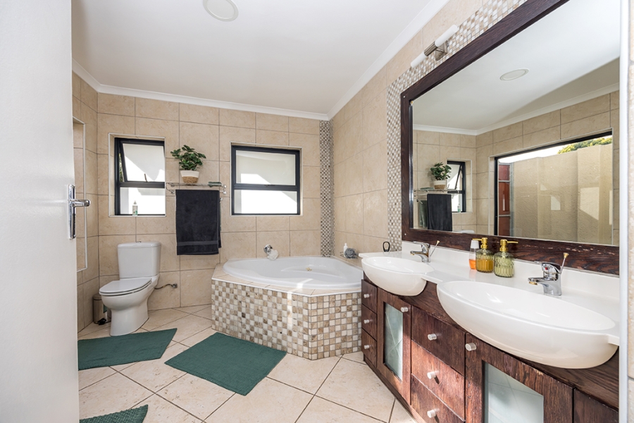 4 Bedroom Property for Sale in Amanda Glen Western Cape